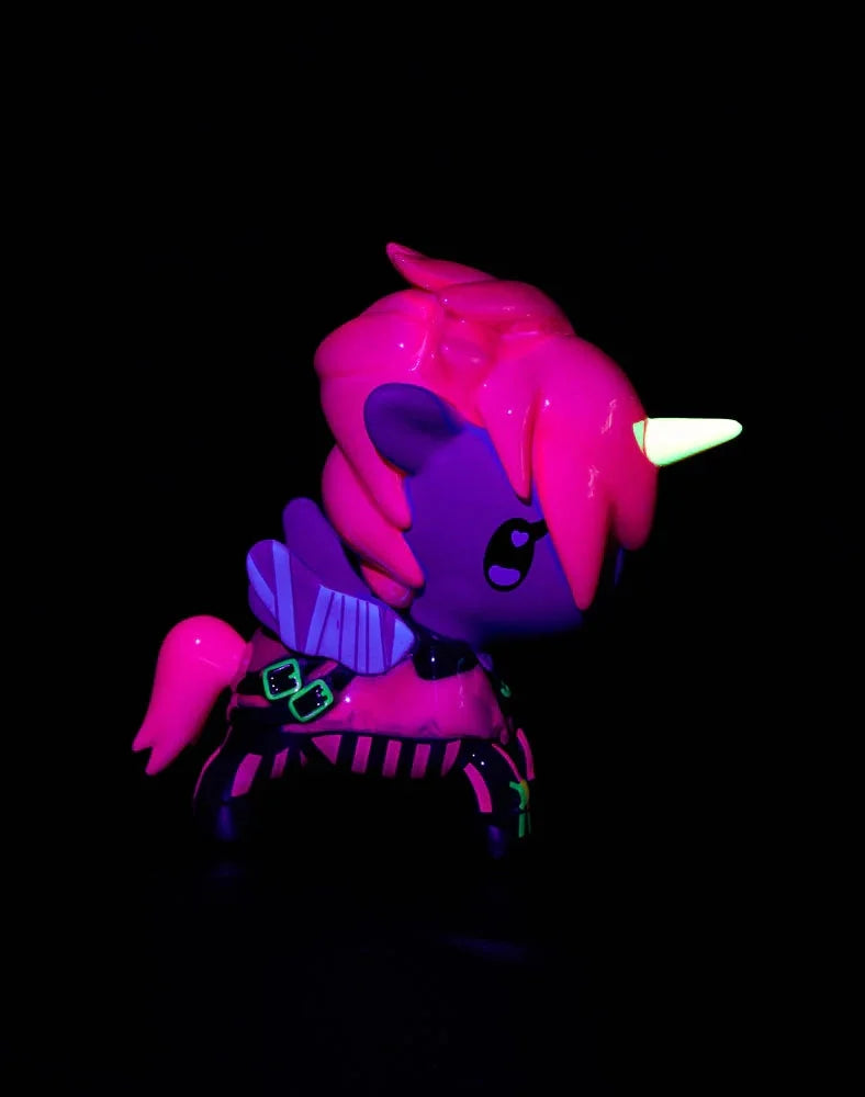 ARCANE Unicorno Black Light Chrome Vi Figurine with Black Light