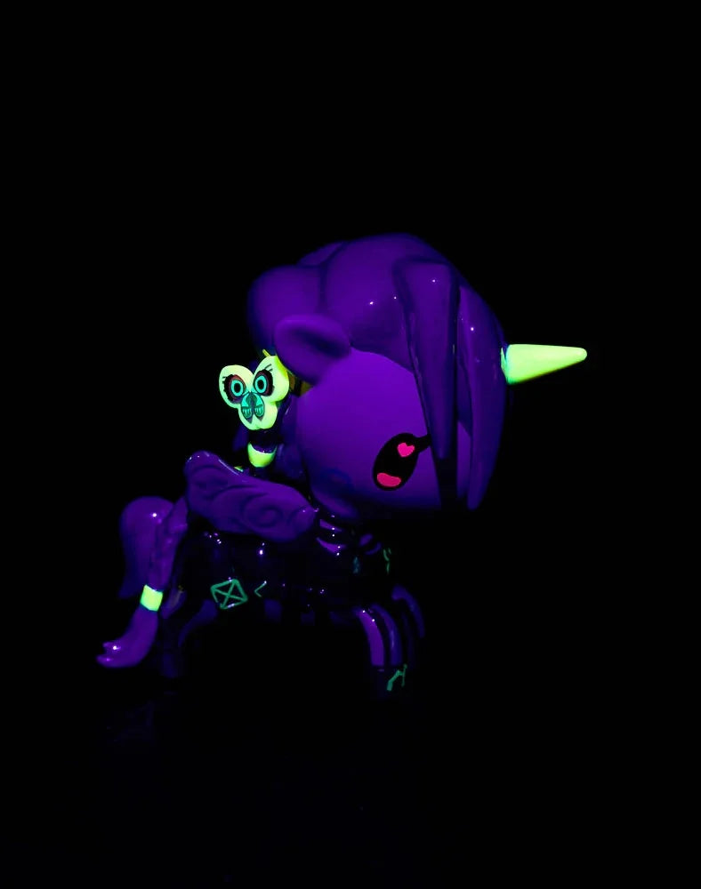 ARCANE Unicorno Black Light Chrome Jinx Figurine with Black Light
