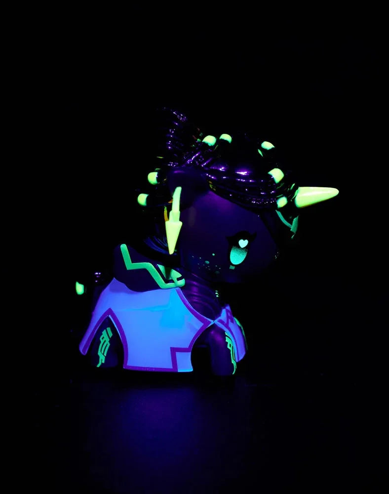 ARCANE Unicorno Black Light Chrome Vi Figurine with Black Light