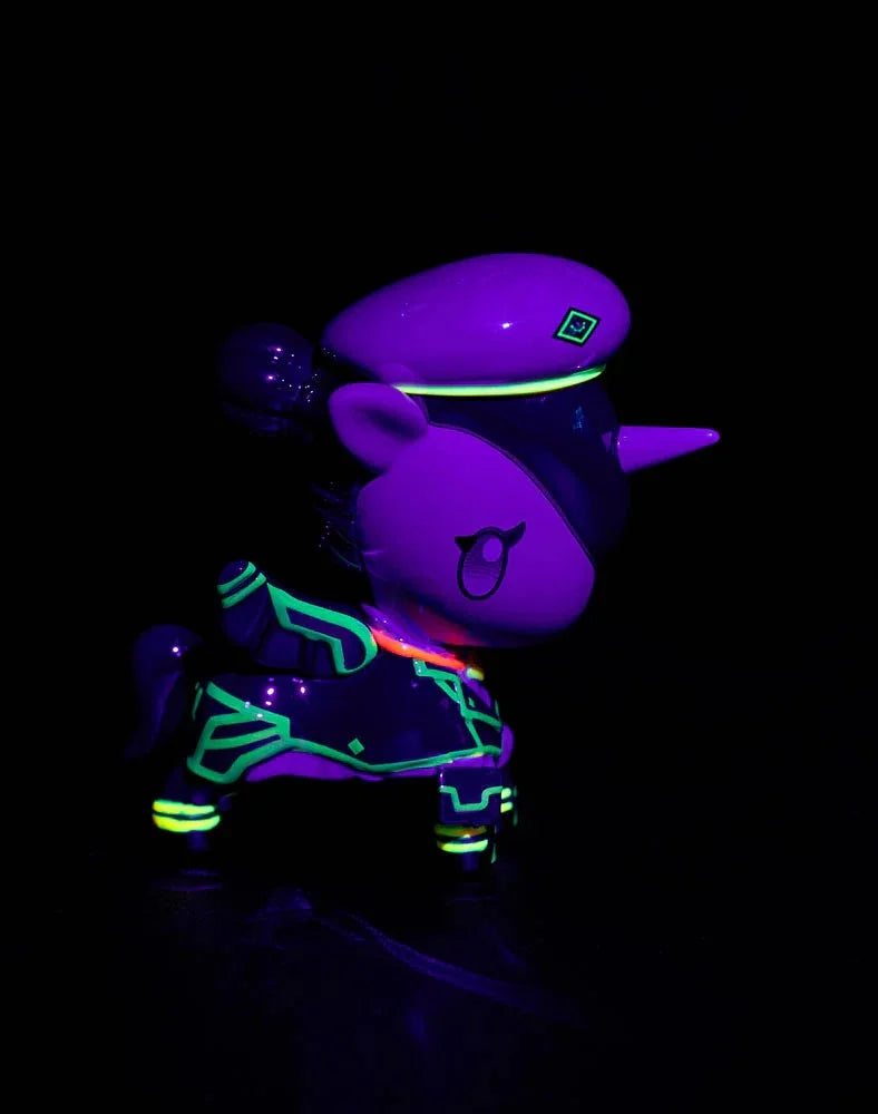 ARCANE Unicorno Black Light Chrome Task Force Caitlyn Figurine with Black Light